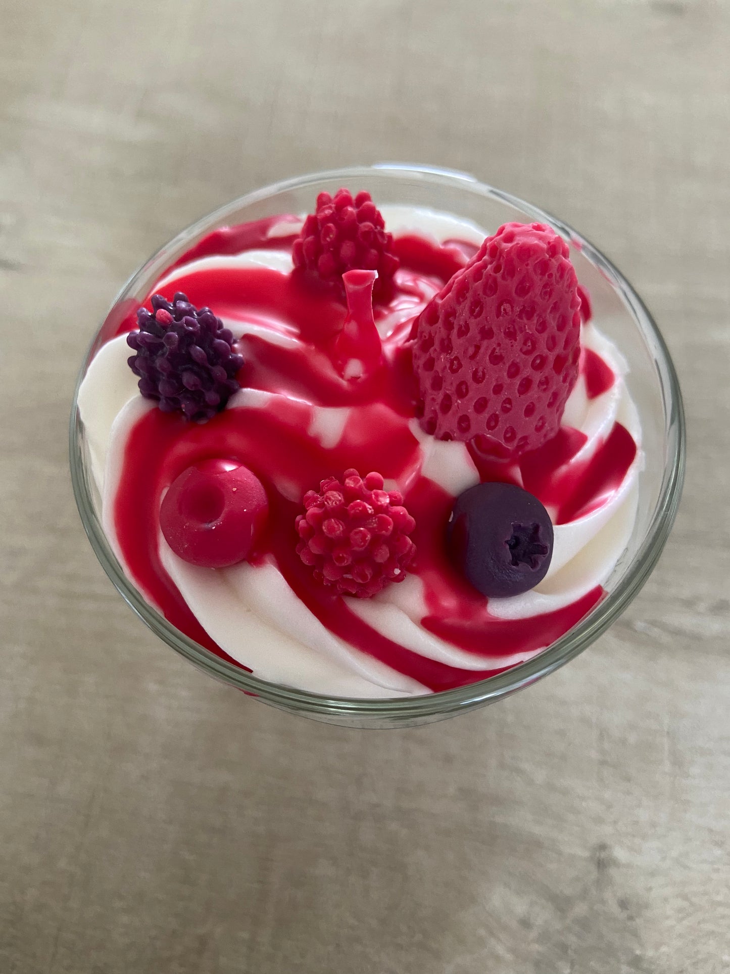 Bougie gourmande Bougie cup cake Bougie parfumée fruits rouges Bougie chantilly Bougie artisanale Bougie végétale Idée cadeau