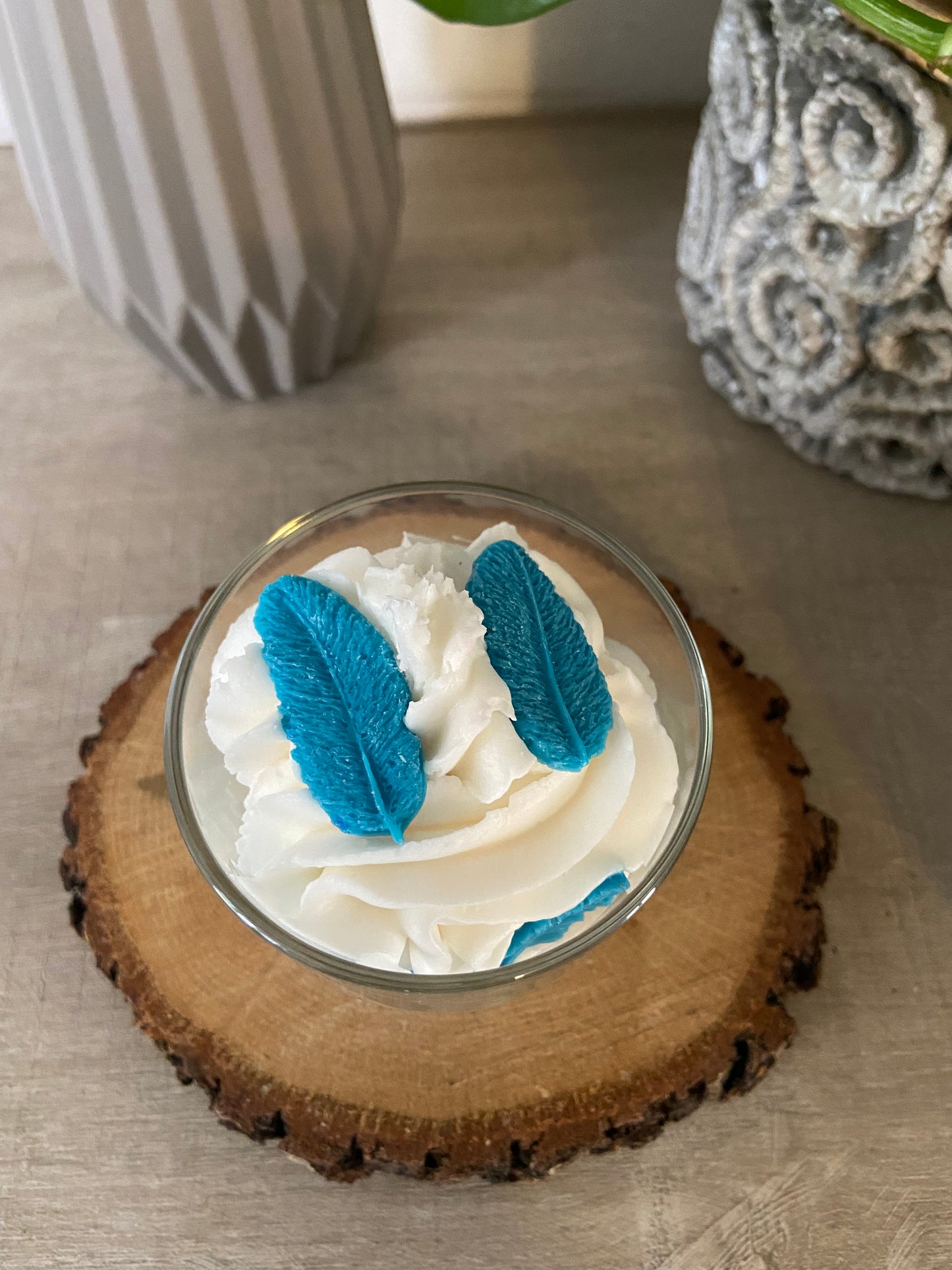 Bougie gourmande fleur de coton Bougie parfumée Bougie plume bleu turquoise Bougie chantilly Bougie artisanale Bougie végétale Idée cadeau