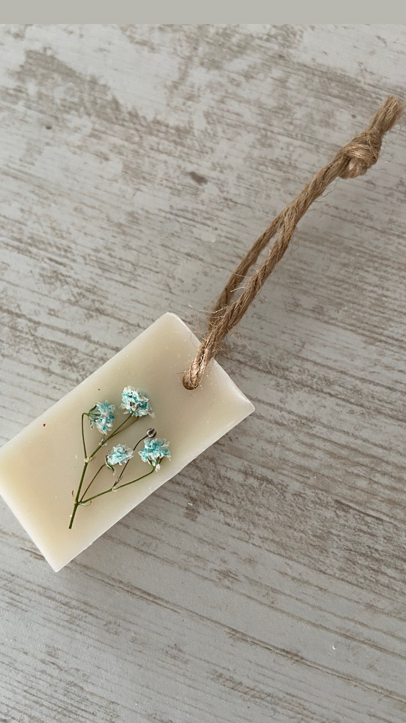 Suspension parfumée fleur de coton fleurs séchées gypsophile Tablette parfumée en cire de soja et parfum de Grasse Idée cadeau invités mariage