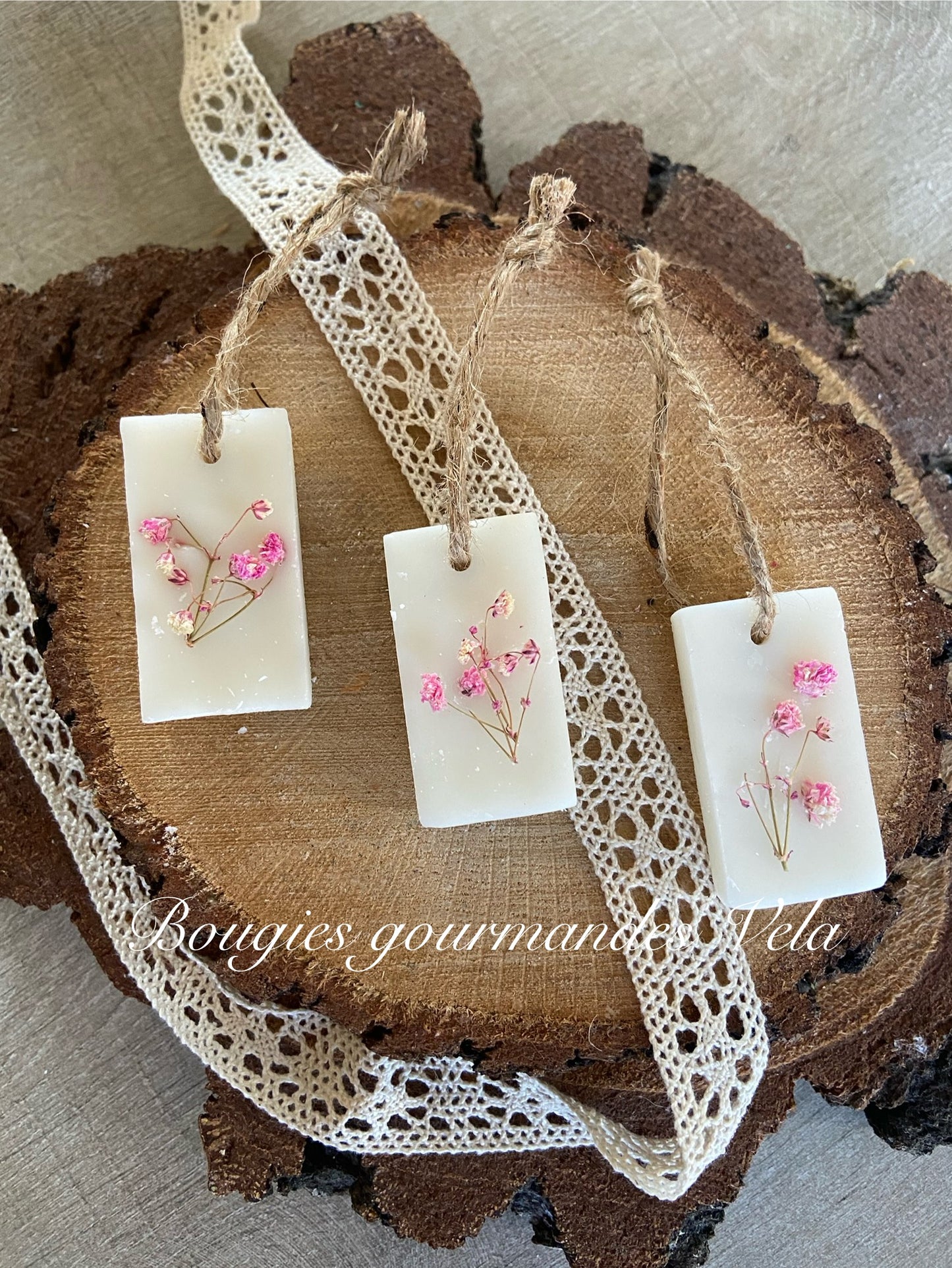 Suspension parfumée fleur de coton fleurs séchées gypsophile Tablette parfumée en cire de soja et parfum de Grasse Idée cadeau invités mariage