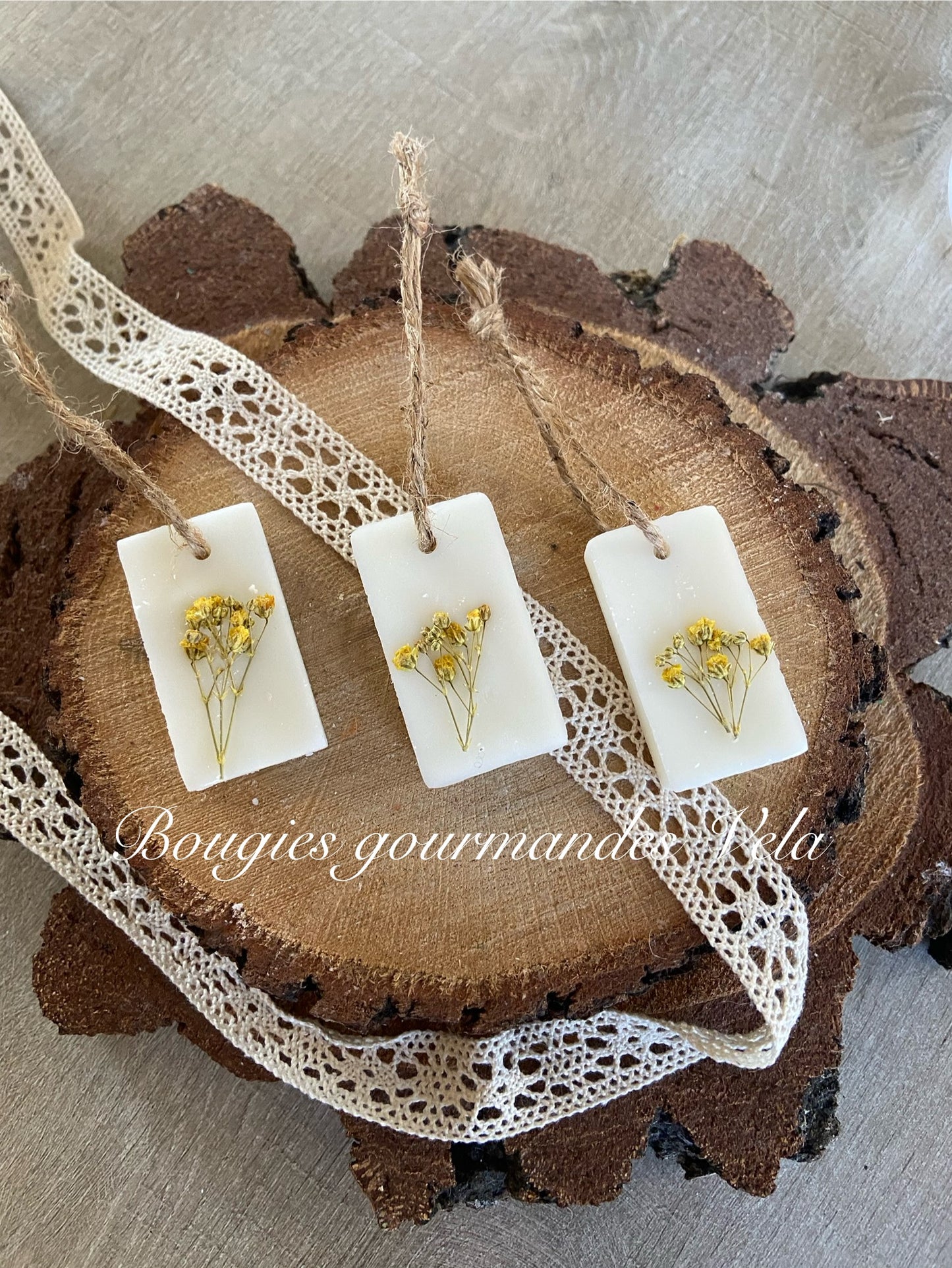 Suspension parfumée fleur de coton fleurs séchées gypsophile Tablette parfumée en cire de soja et parfum de Grasse Idée cadeau invités mariage