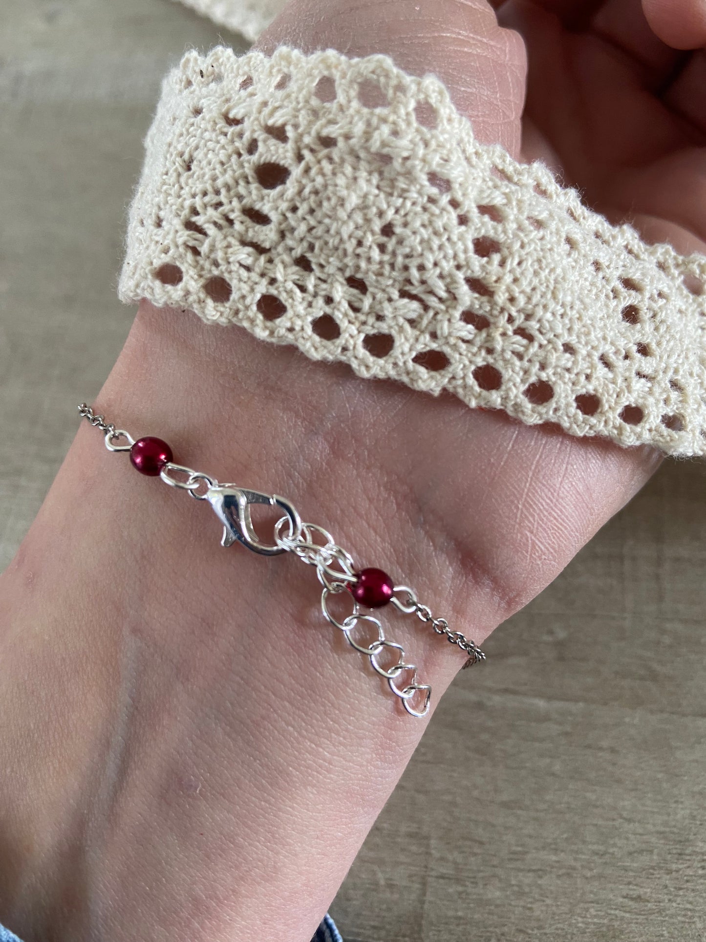 Bracelet perles rouges bordeaux chaine fine argentée Bijoux mariage Bijoux mariee