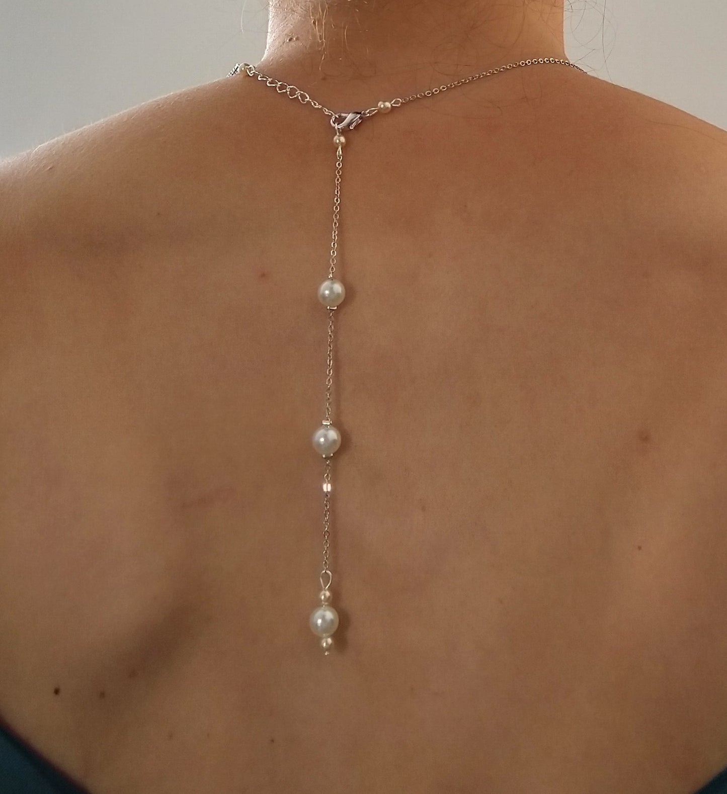 Collier mariee Collier de dos perles nacrées ivoires chaine fine argentée Bijoux mariage Bijoux mariee