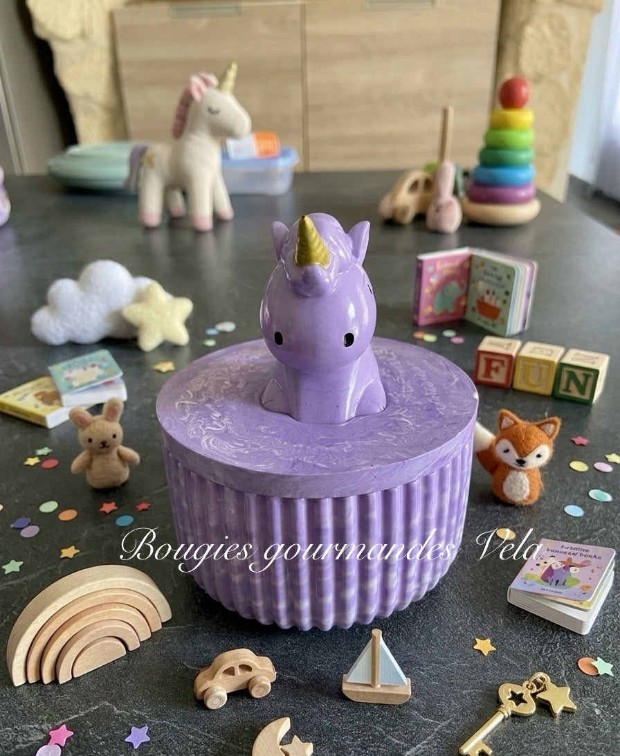 Bougie licorne parfum bonbon violette contenant Jesmonite fait main
