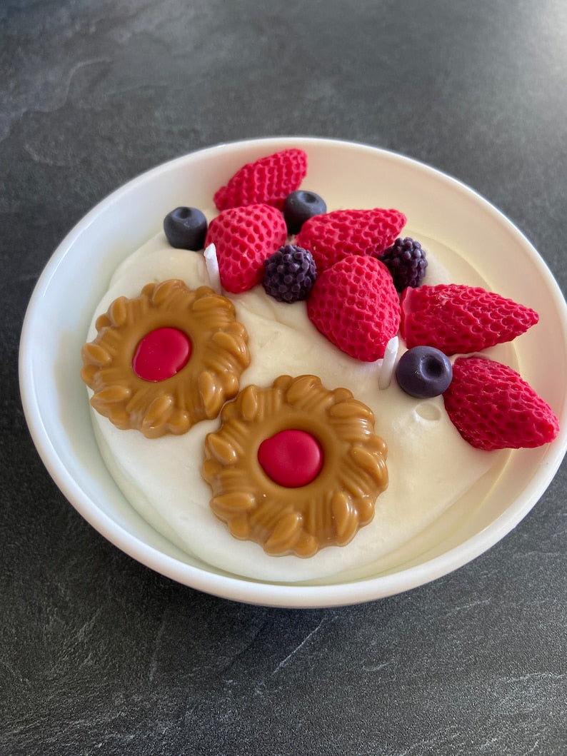 Bougie gourmande Bougie parfumée fruits rouges fraise gâteau Bougie chantilly Bougie artisanale Bougie végétale Bougie bowl Idée cadeau