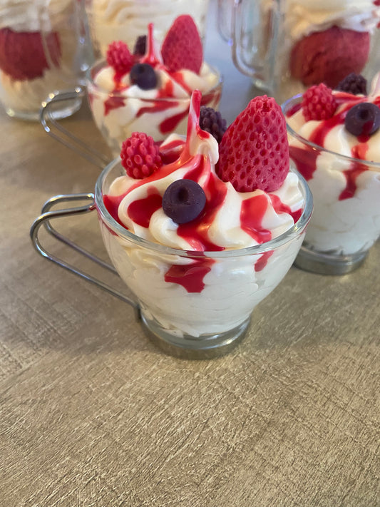 Bougie gourmande Bougie parfumée fruits rouges petite tasse Bougie chantilly Bougie artisanale Bougie végétale Idée cadeau