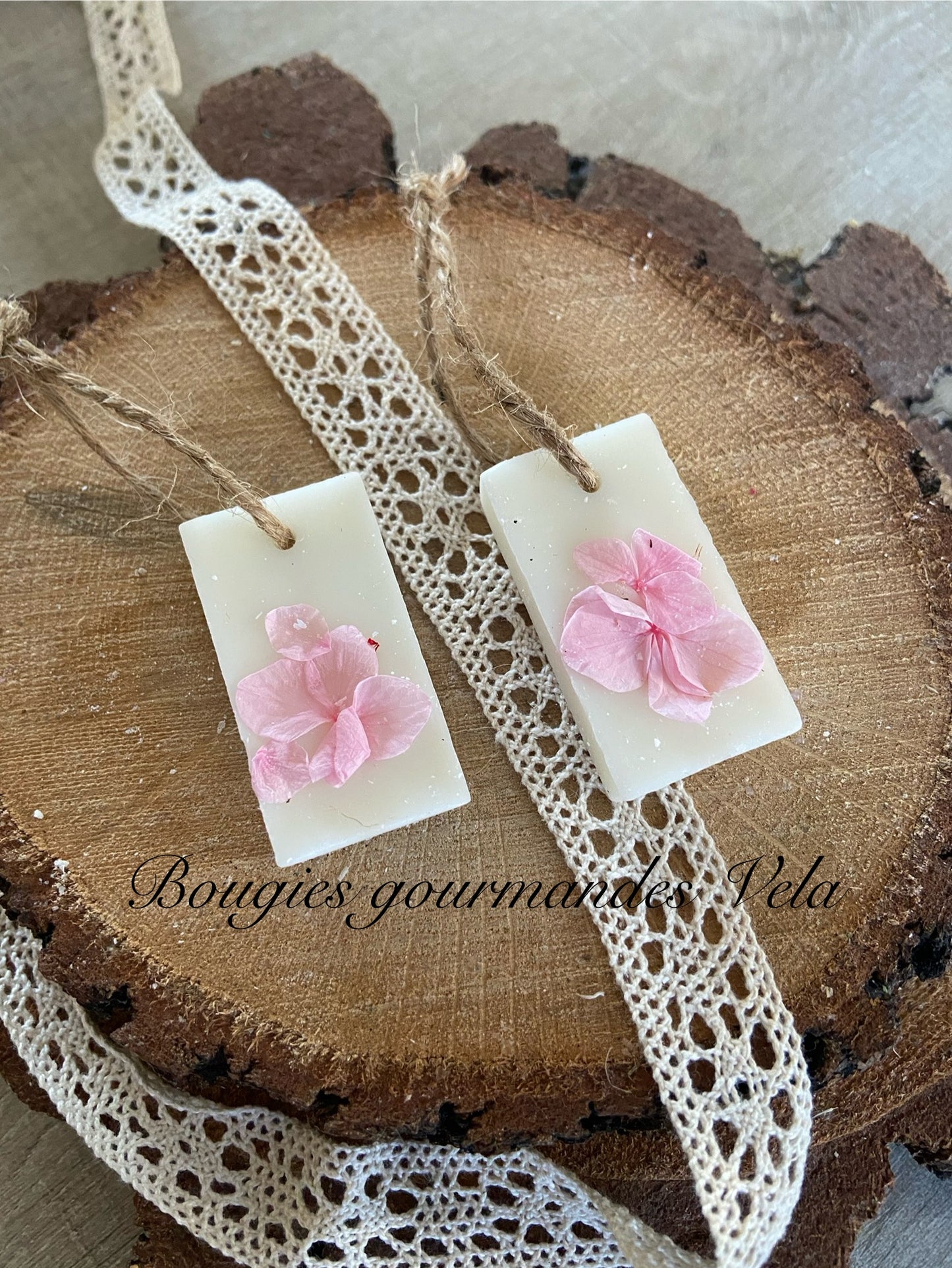 Suspension parfumée fleur de coton Tablette parfumée en cire de soja et parfum de Grasse Idée cadeau invités mariage