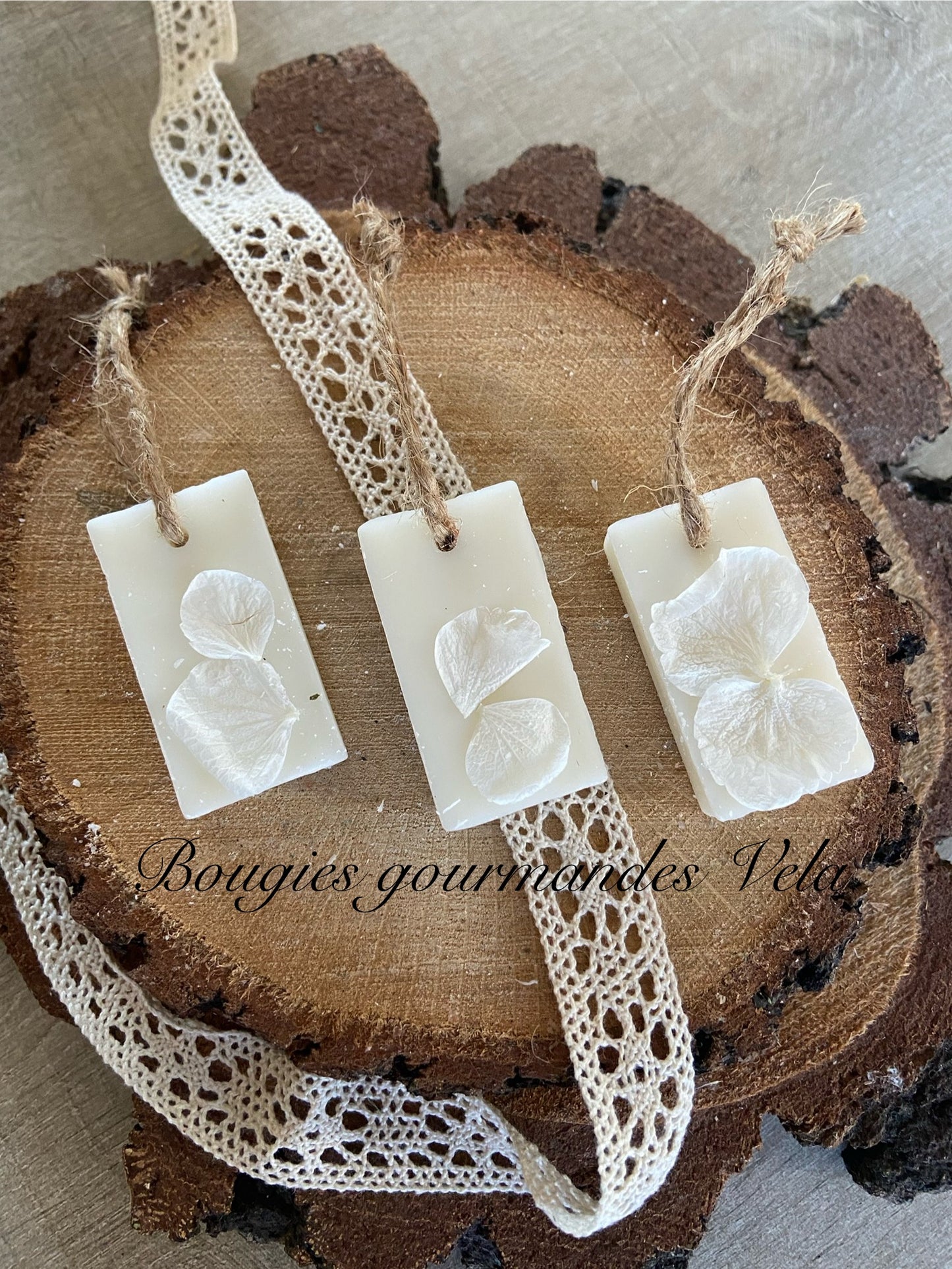 Suspension parfumée fleur de coton Tablette parfumée en cire de soja et parfum de Grasse Idée cadeau invités mariage