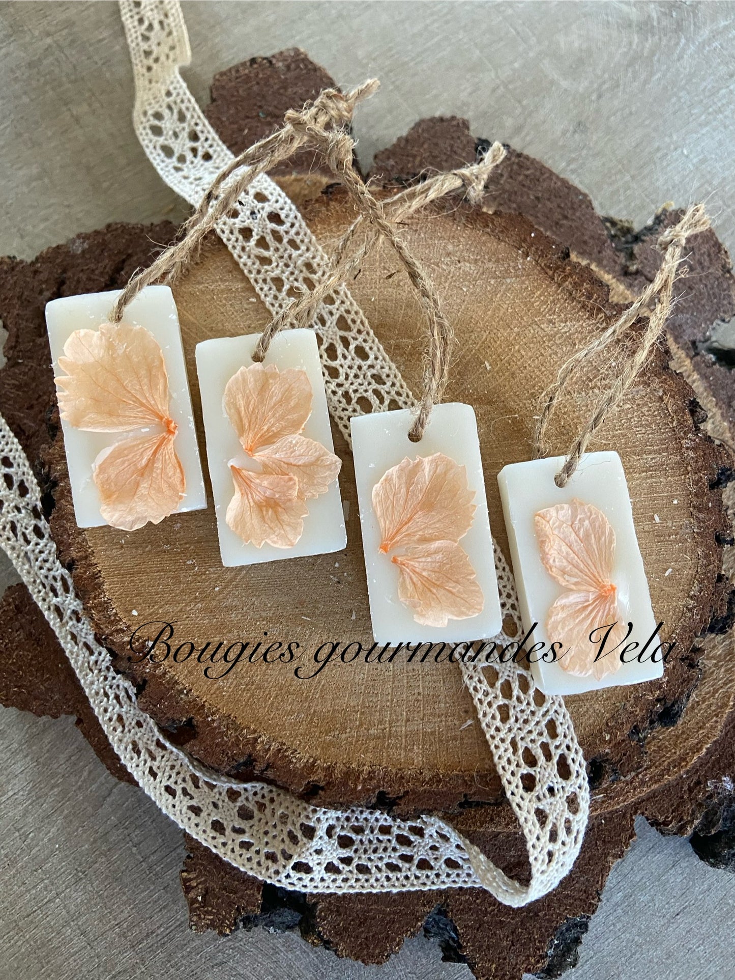 Suspension parfumée fleur de coton Tablette parfumée en cire de soja et parfum de Grasse Idée cadeau invités mariage