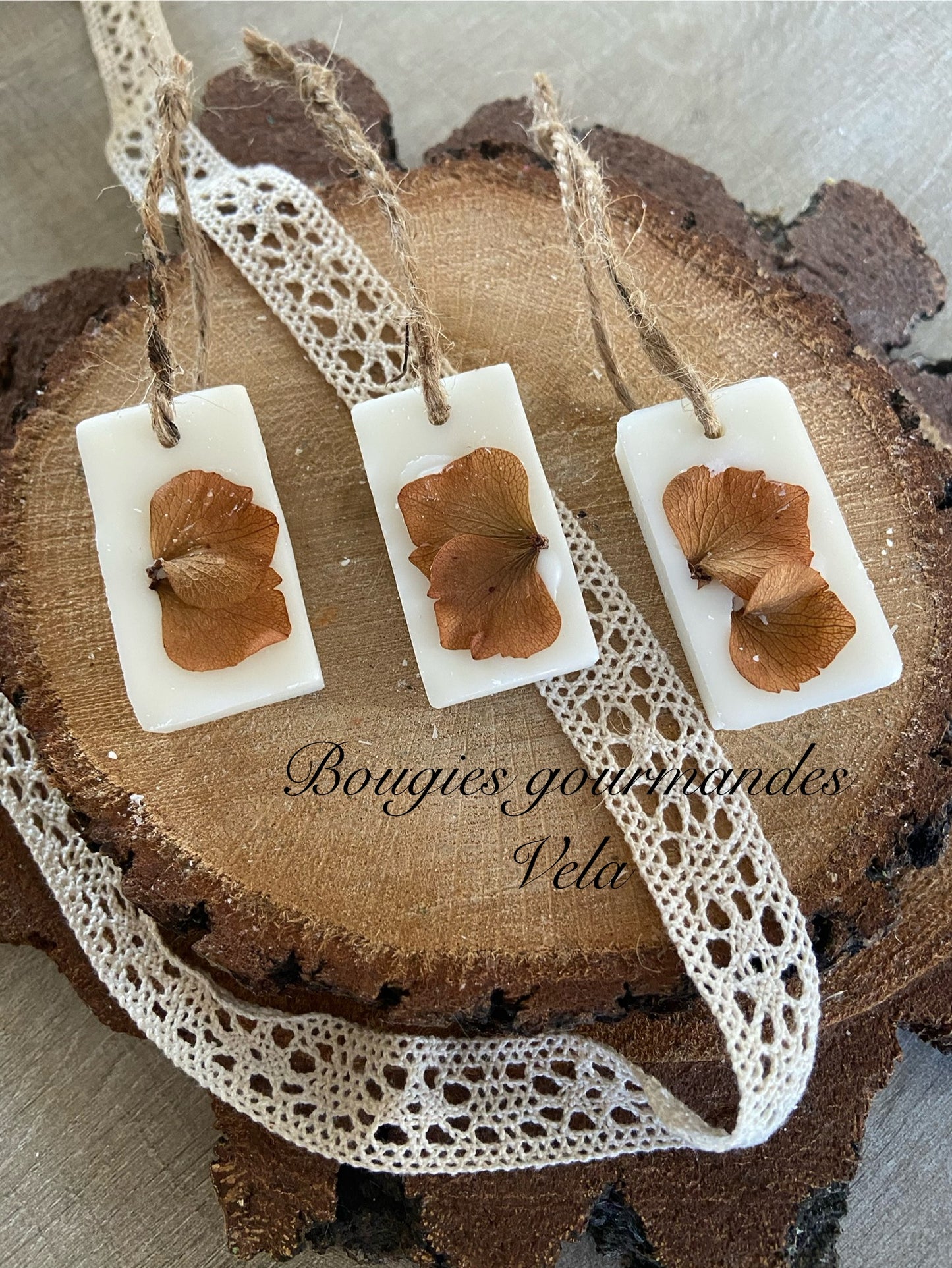 Suspension parfumée fleur de coton Tablette parfumée en cire de soja et parfum de Grasse Idée cadeau invités mariage
