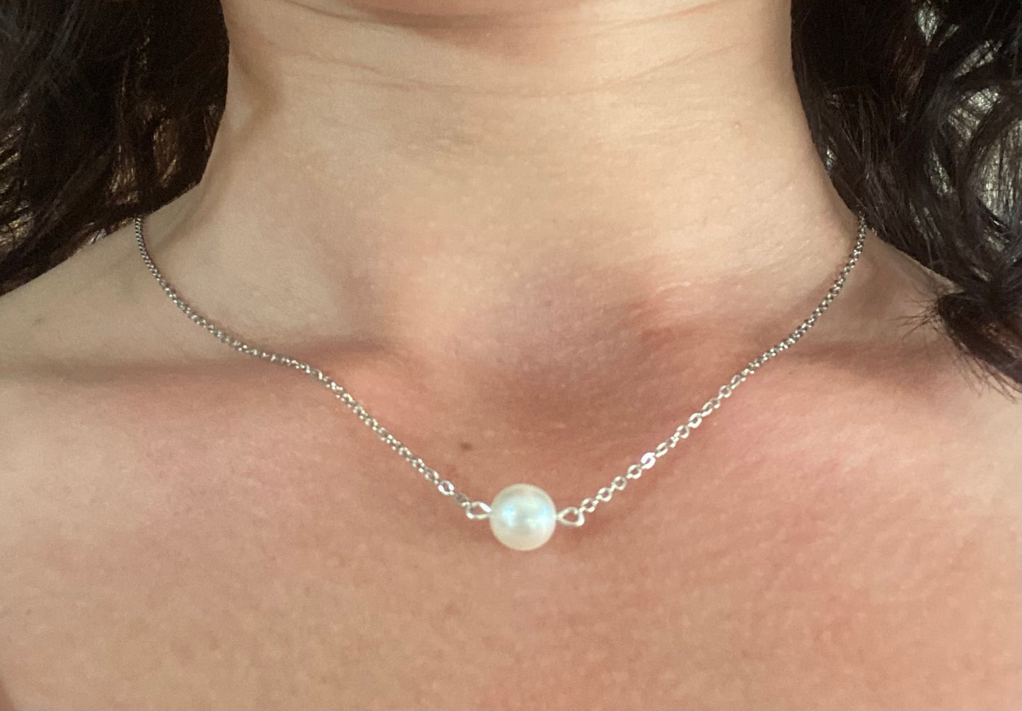 Collier mariee Collier de dos perles nacrées blanches chaine fine argentée Bijoux mariage Bijoux mariee