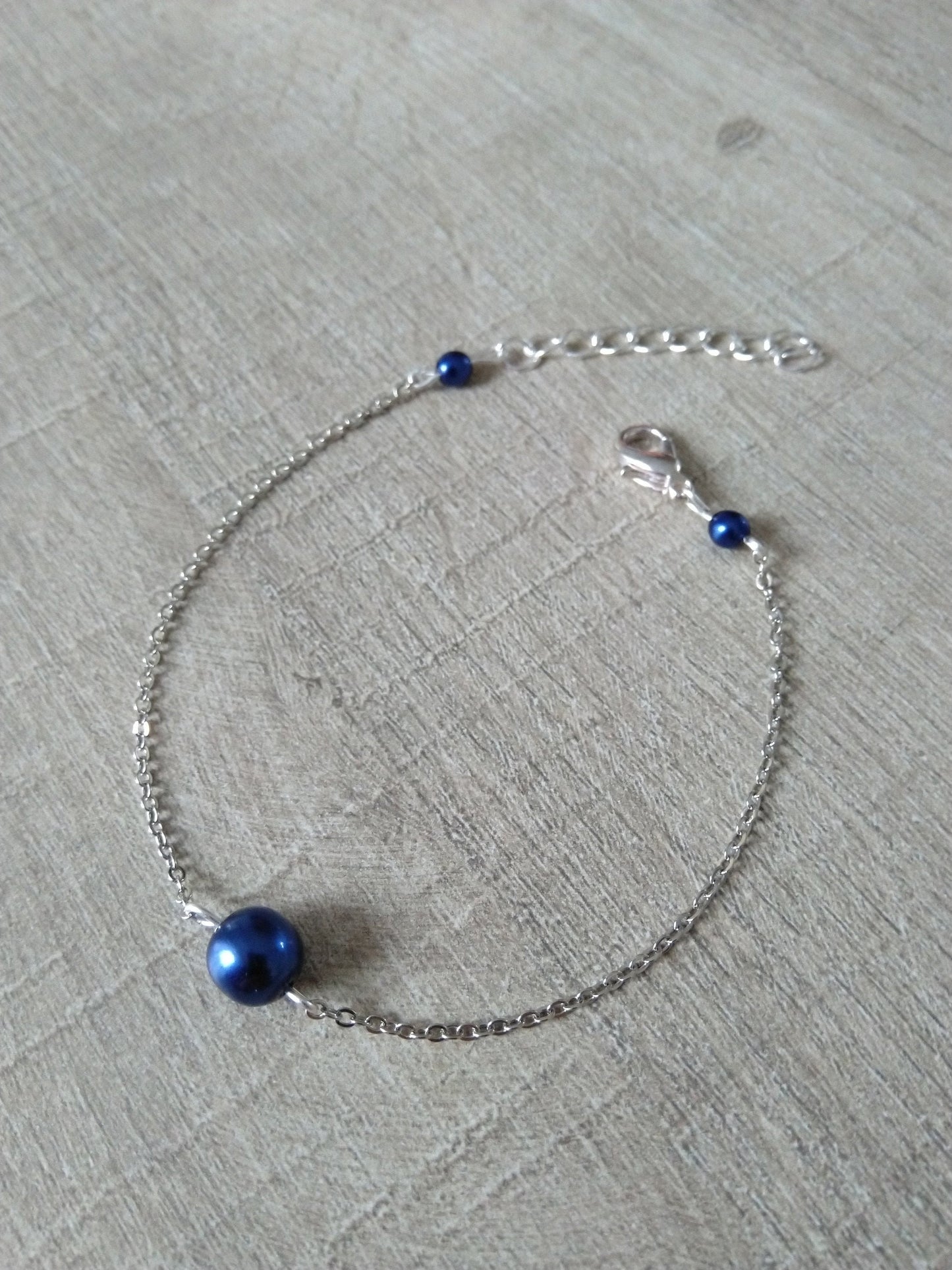Bracelet perles nacrées bleu marine chaine fine argentée Bijoux mariage Bijoux mariee