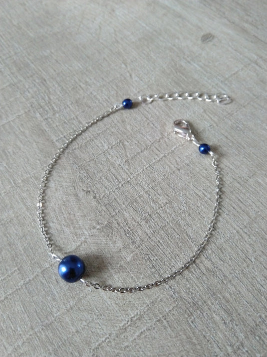 Bracelet perles nacrées bleu marine chaine fine argentée Bijoux mariage Bijoux mariee