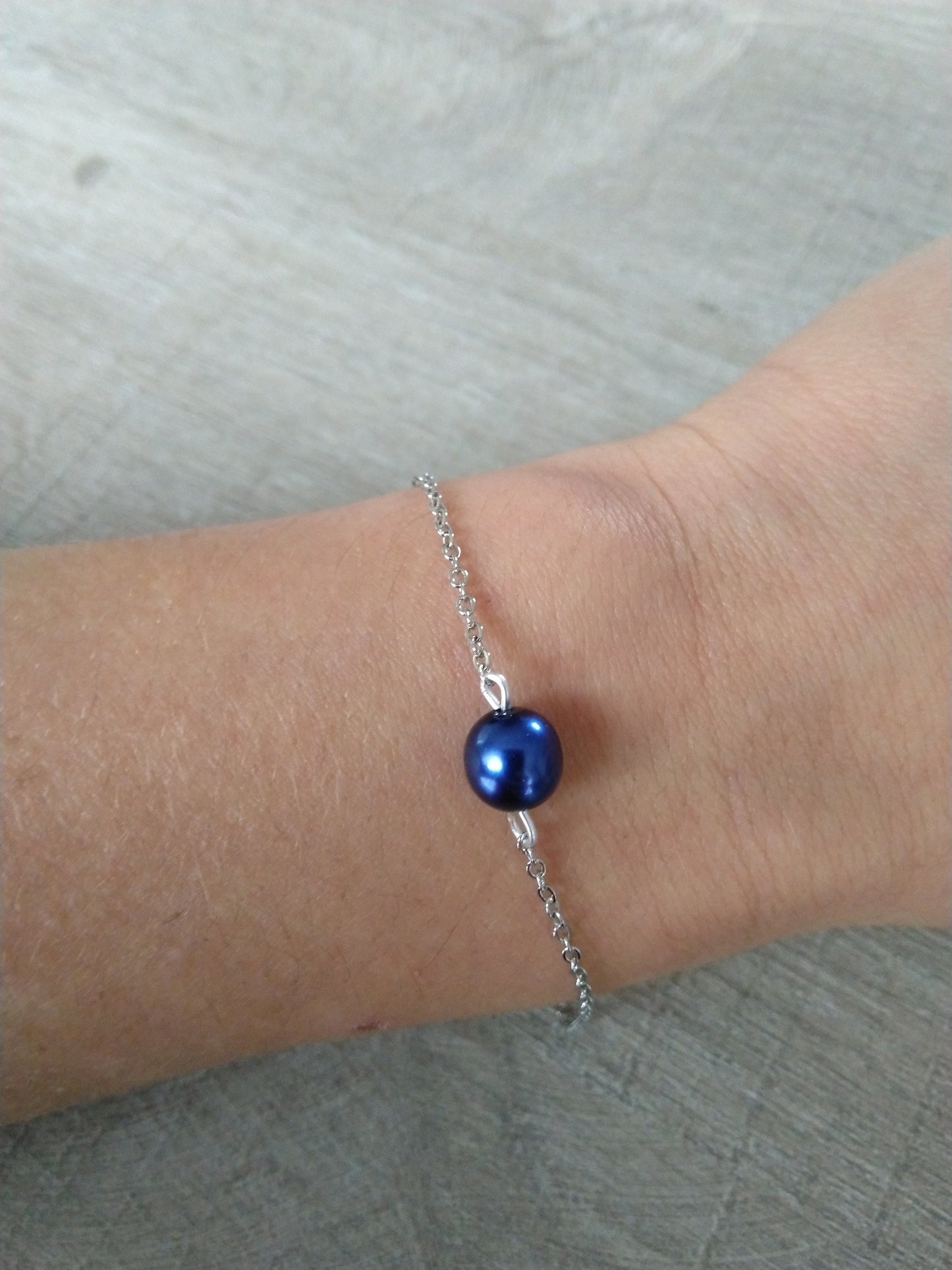 Bracelet perles nacrées bleu marine chaine fine argentée Bijoux mariage Bijoux mariee