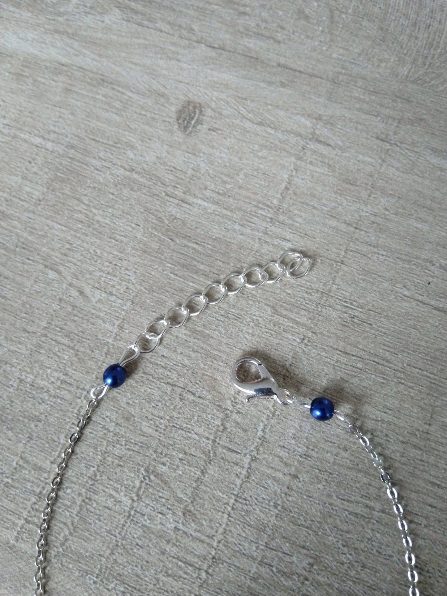 Bracelet perles nacrées bleu marine chaine fine argentée Bijoux mariage Bijoux mariee