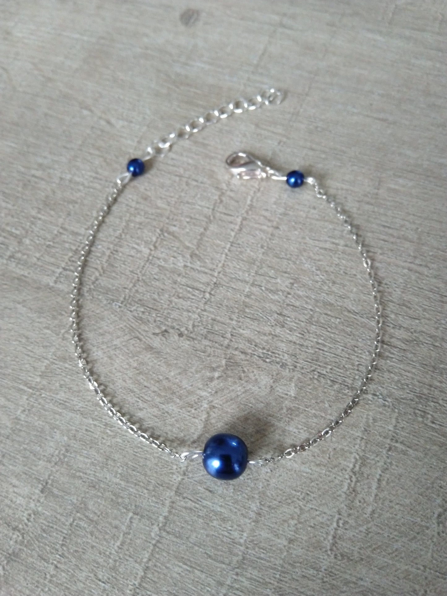 Bracelet perles nacrées bleu marine chaine fine argentée Bijoux mariage Bijoux mariee