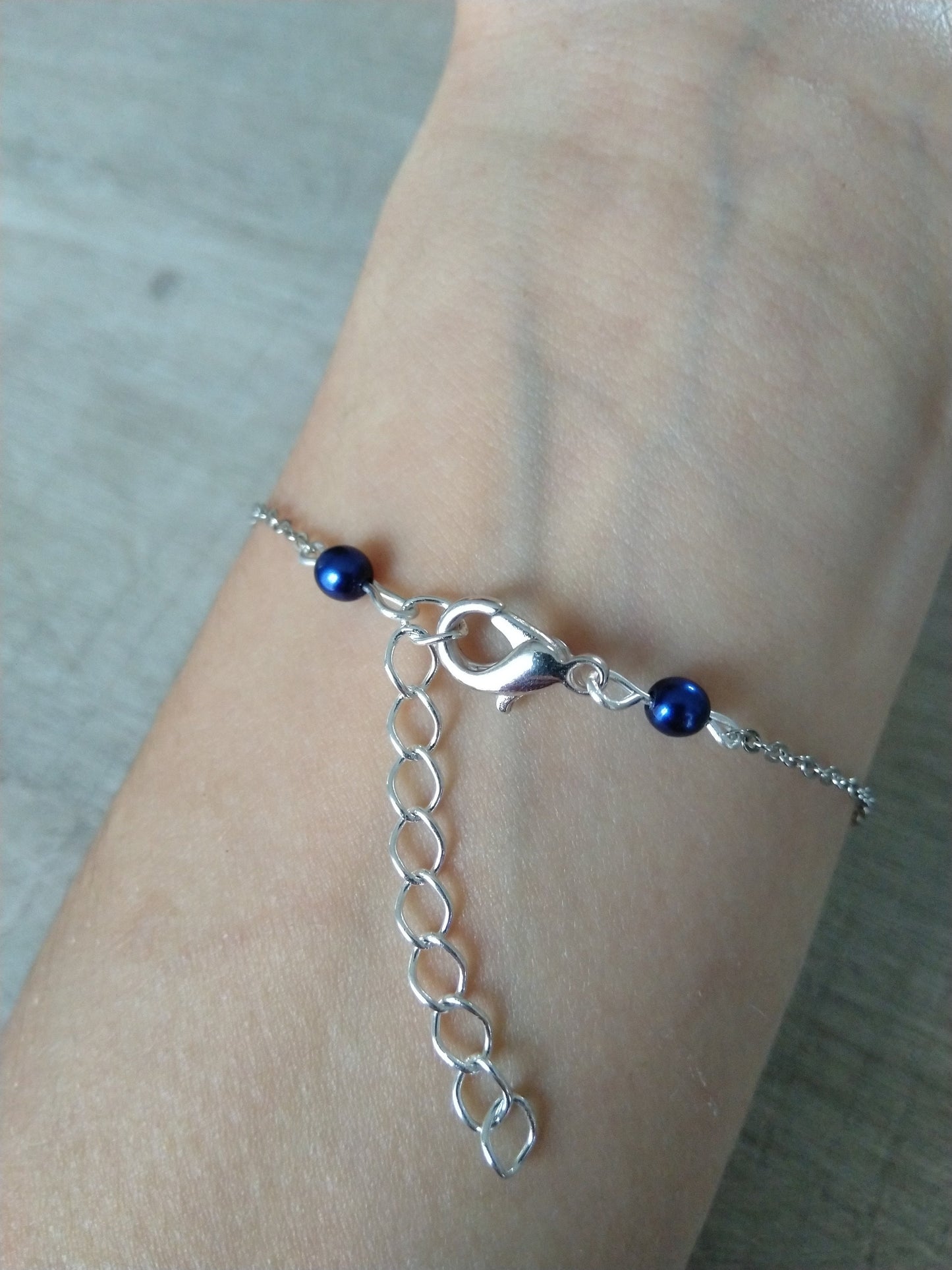 Bracelet perles nacrées bleu marine chaine fine argentée Bijoux mariage Bijoux mariee