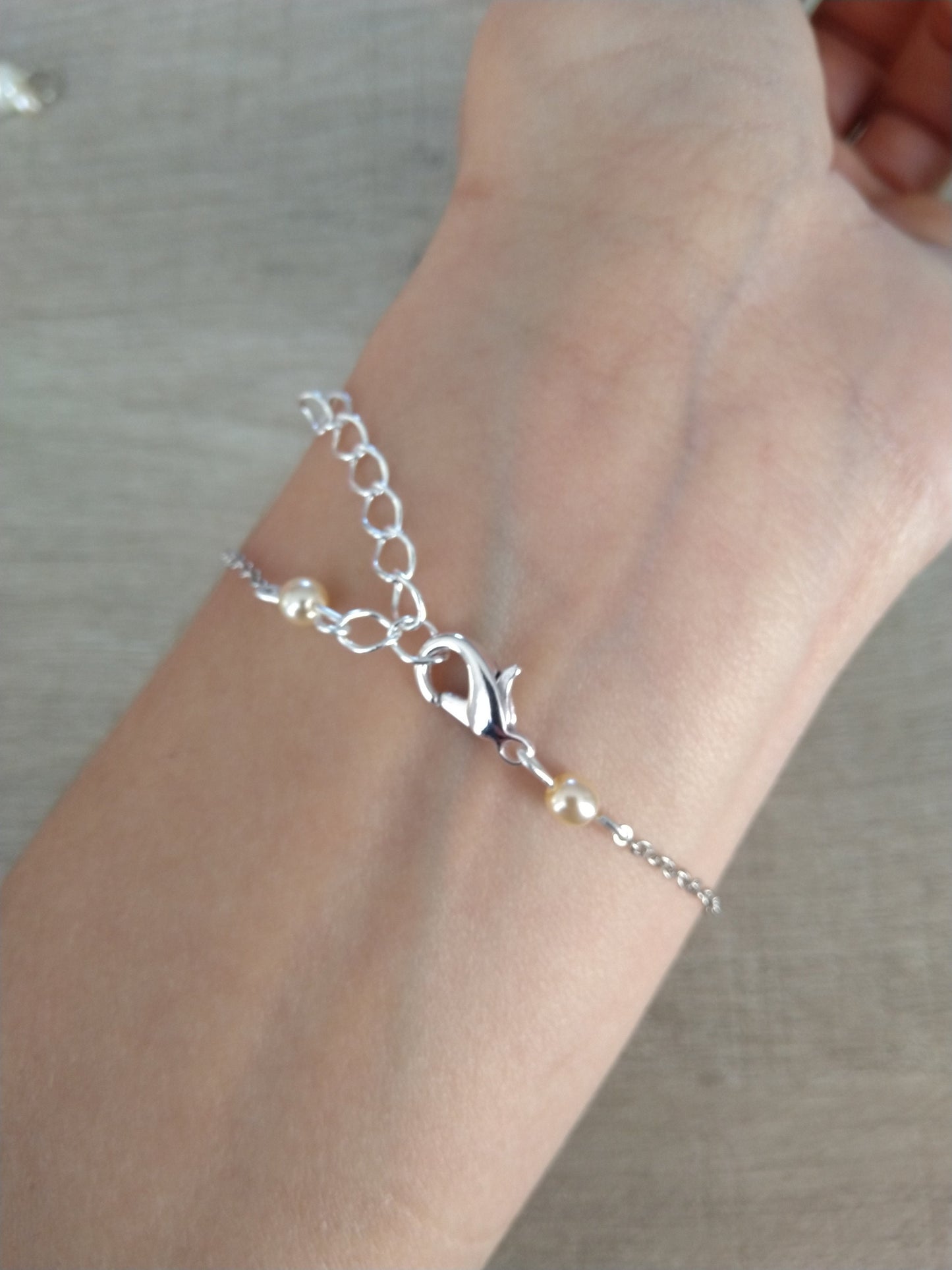 Bracelet perles nacrées ivoires chaine fine argentée Bijoux mariage Bijoux mariee