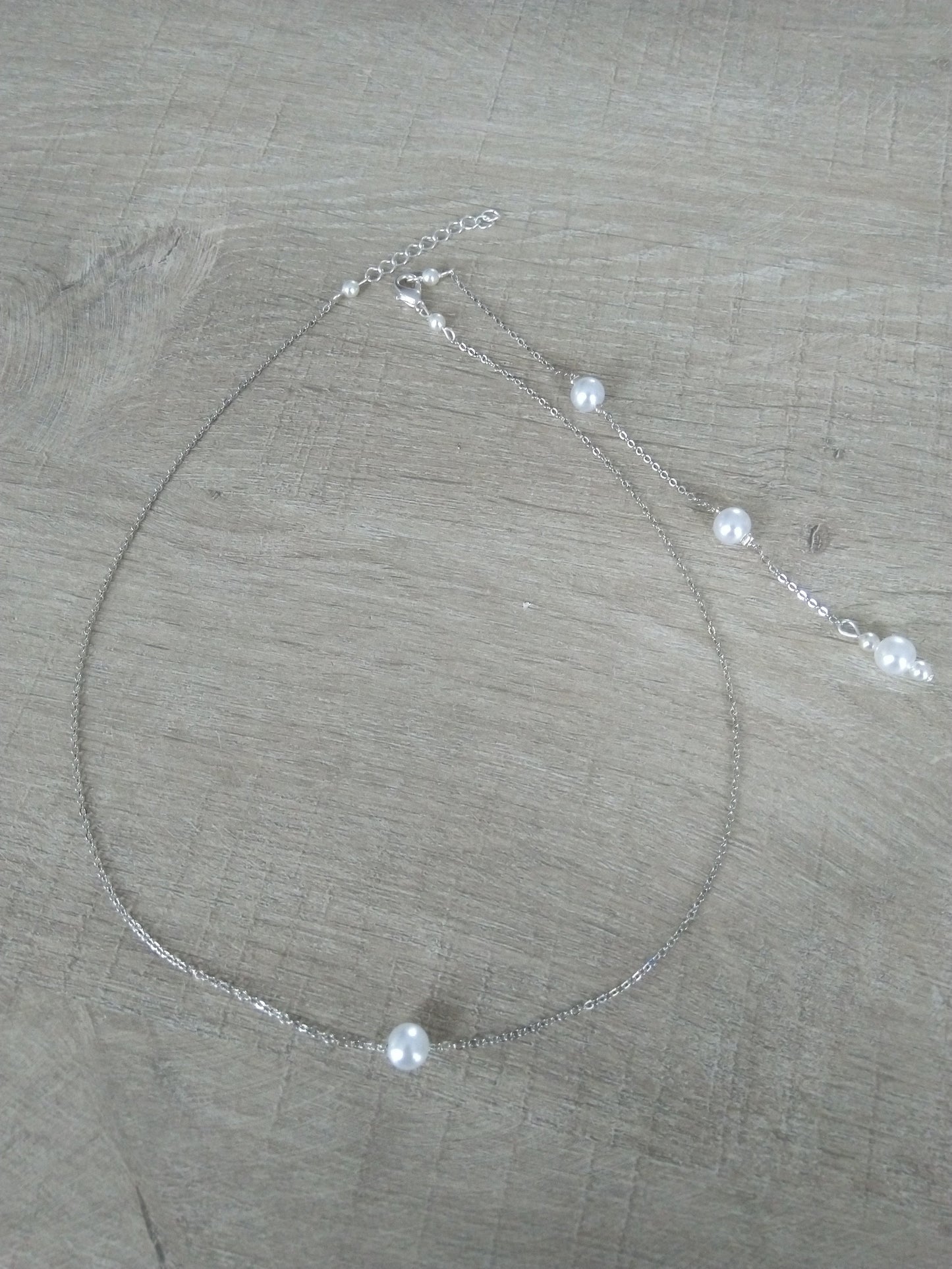 Collier mariee Collier de dos perles nacrées blanches chaine fine argentée Bijoux mariage Bijoux mariee