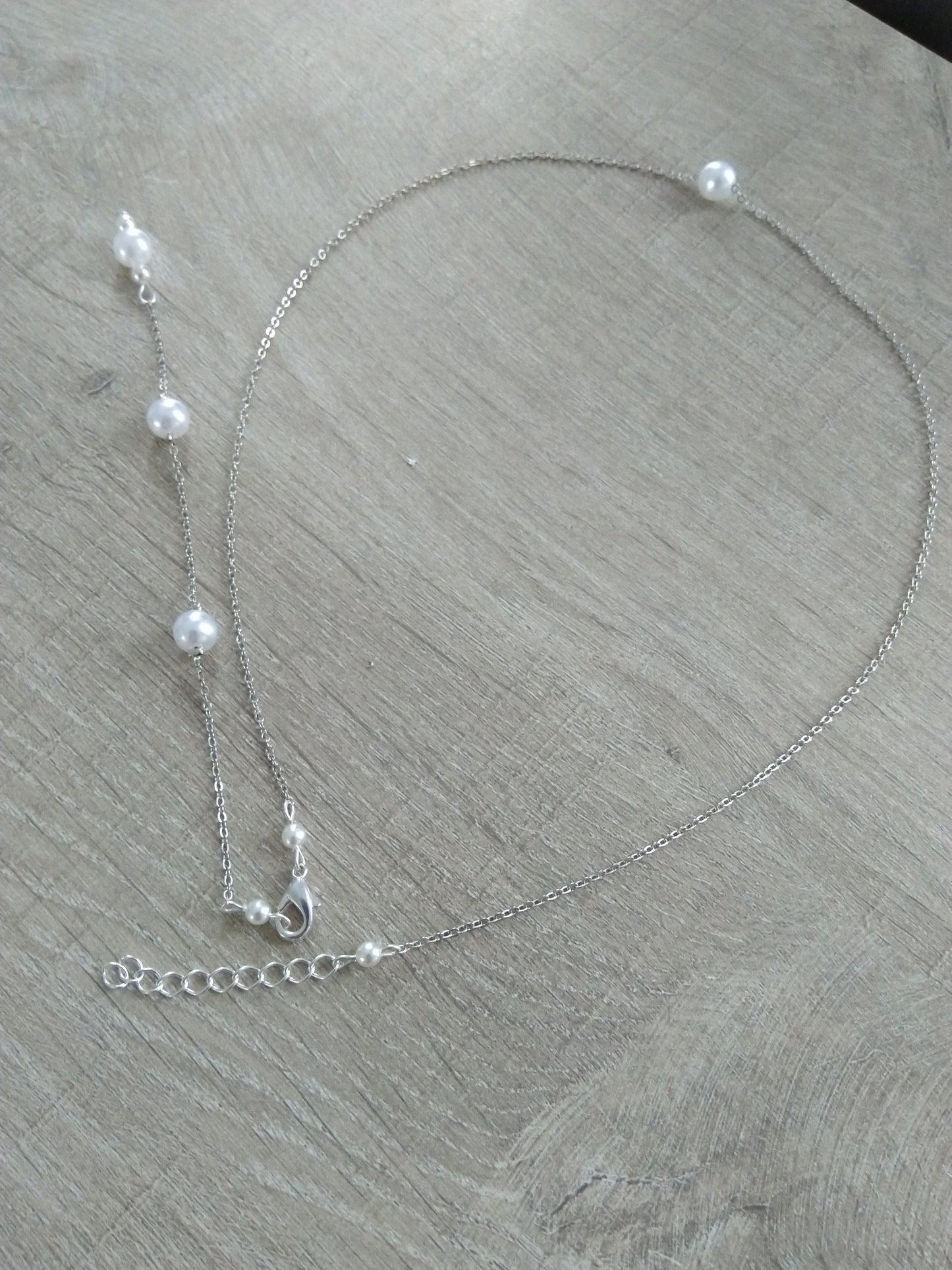 Collier mariee Collier de dos perles nacrées blanches chaine fine argentée Bijoux mariage Bijoux mariee