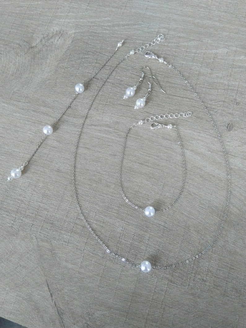 Parure mariee perles nacrées blanches chaine fine argentée collier bracelet boucles d’oreilles Bijoux mariage Bijoux mariee