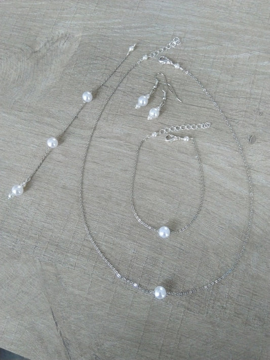 Parure mariee perles nacrées blanches chaine fine argentée collier bracelet boucles d’oreilles Bijoux mariage Bijoux mariee