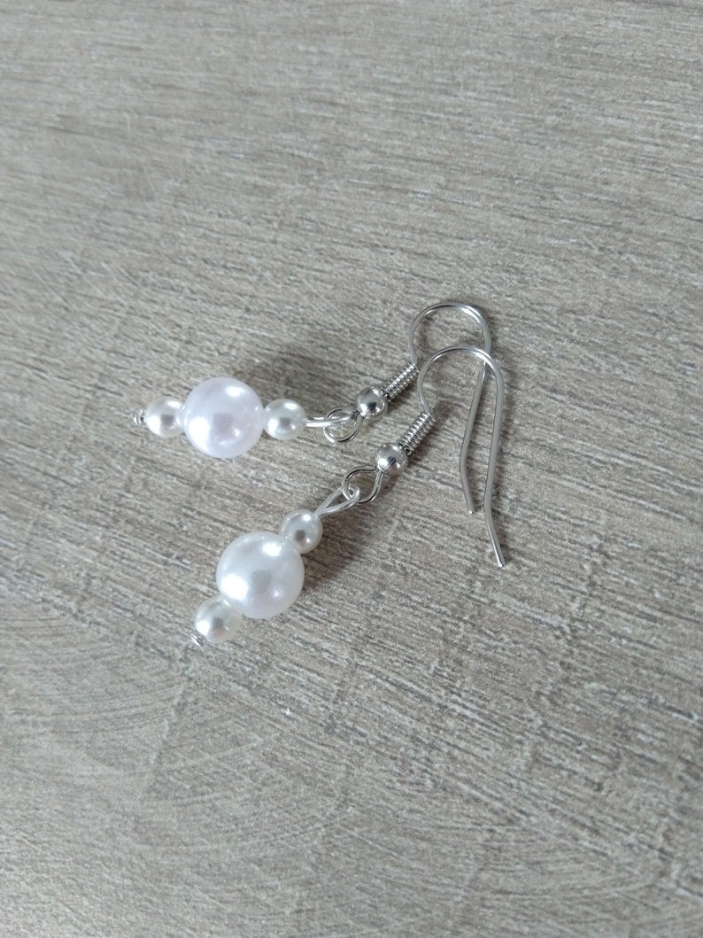 Parure mariee perles nacrées blanches chaine fine argentée collier bracelet boucles d’oreilles Bijoux mariage Bijoux mariee