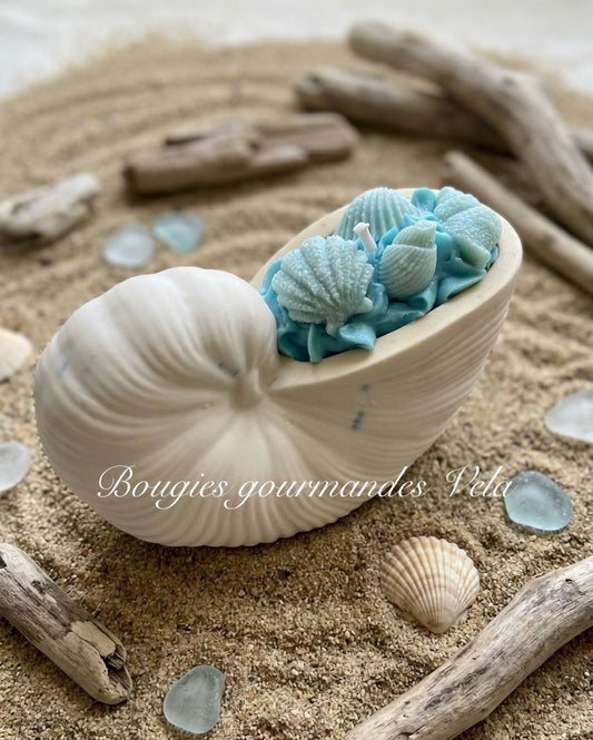 Bougie Coquillage parfum monoï contenant Jesmonite fait main