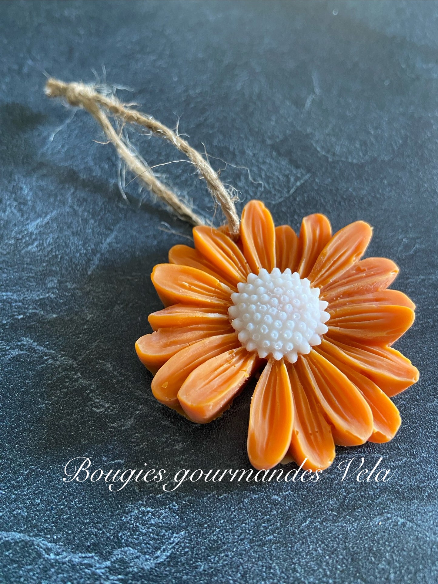 Suspension parfumée fleur de coton Fleur marguerite parfumée en cire de soja et parfum de Grasse Idée cadeau invités mariage