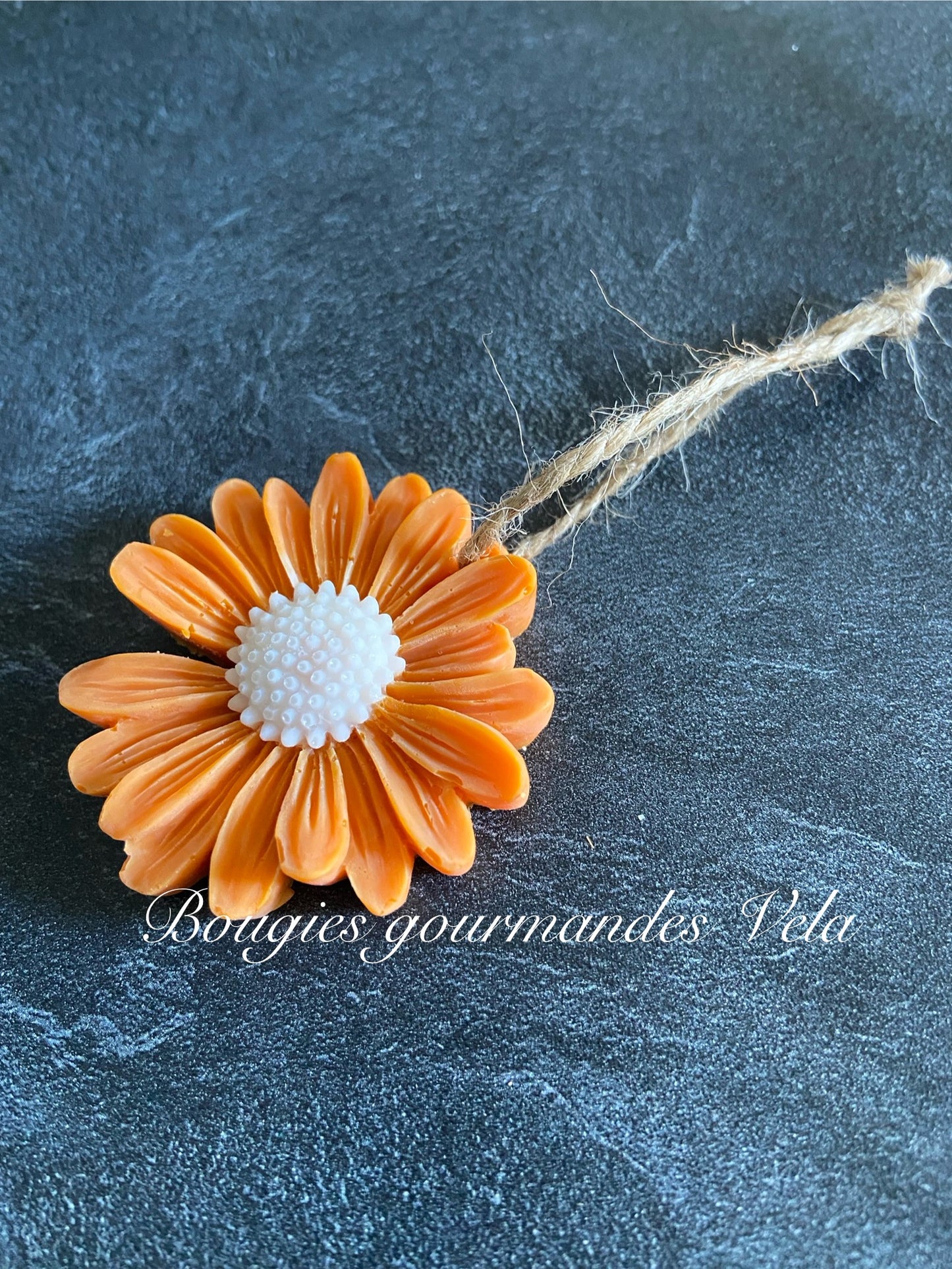 Suspension parfumée fleur de coton Fleur marguerite parfumée en cire de soja et parfum de Grasse Idée cadeau invités mariage