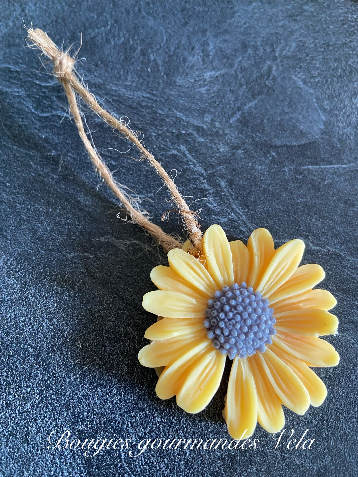 Suspension parfumée fleur de coton Fleur marguerite parfumée en cire de soja et parfum de Grasse Idée cadeau invités mariage