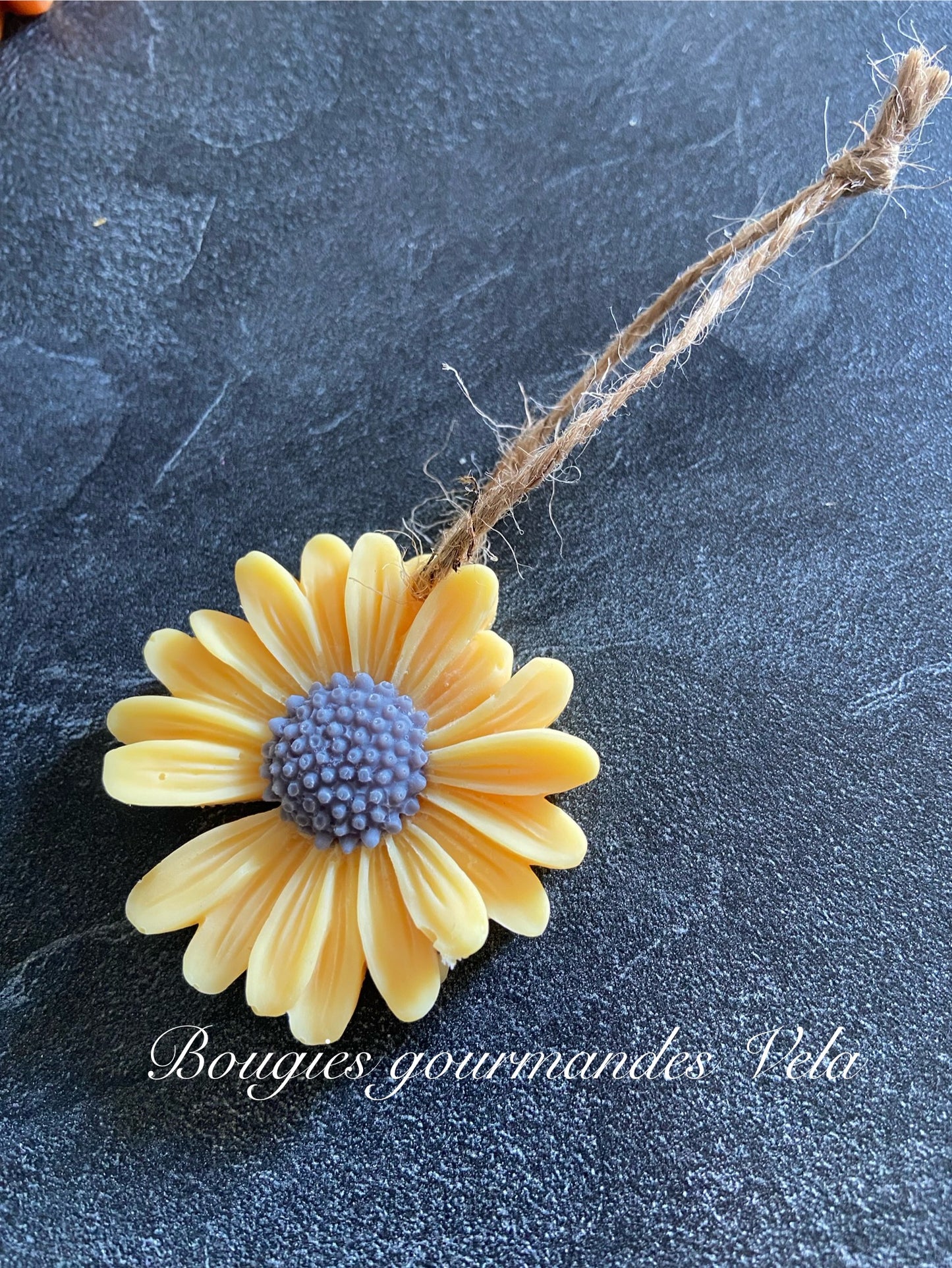 Suspension parfumée fleur de coton Fleur marguerite parfumée en cire de soja et parfum de Grasse Idée cadeau invités mariage