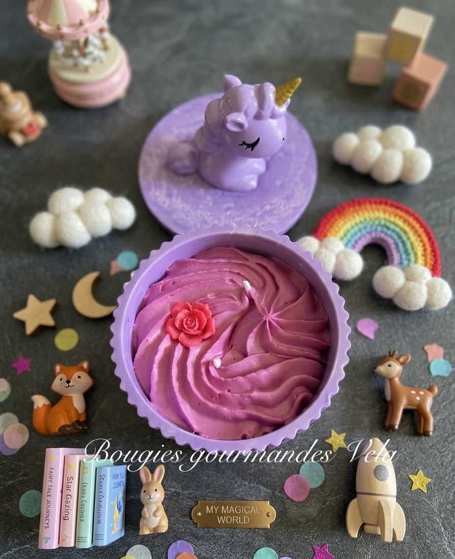 Bougie licorne parfum bonbon violette contenant Jesmonite fait main