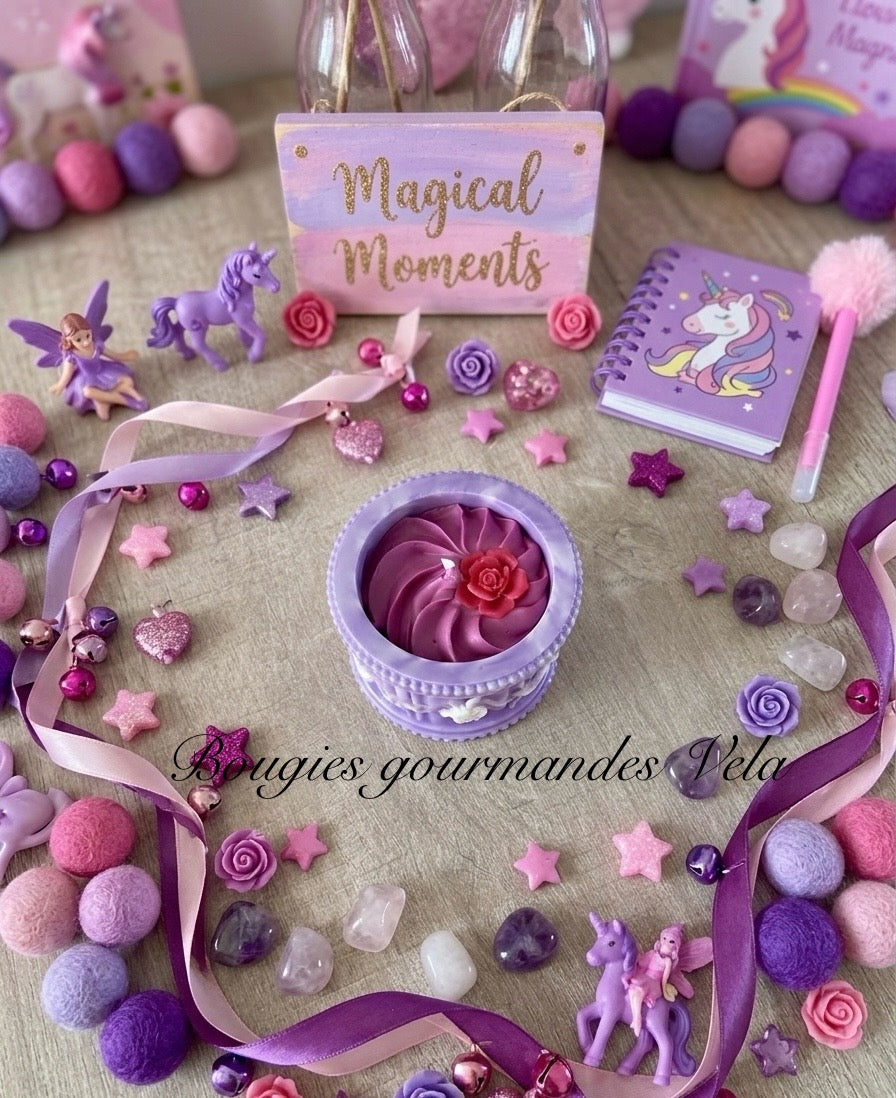 Bougie carrousel parfum bonbon violette contenant Jesmonite fait main