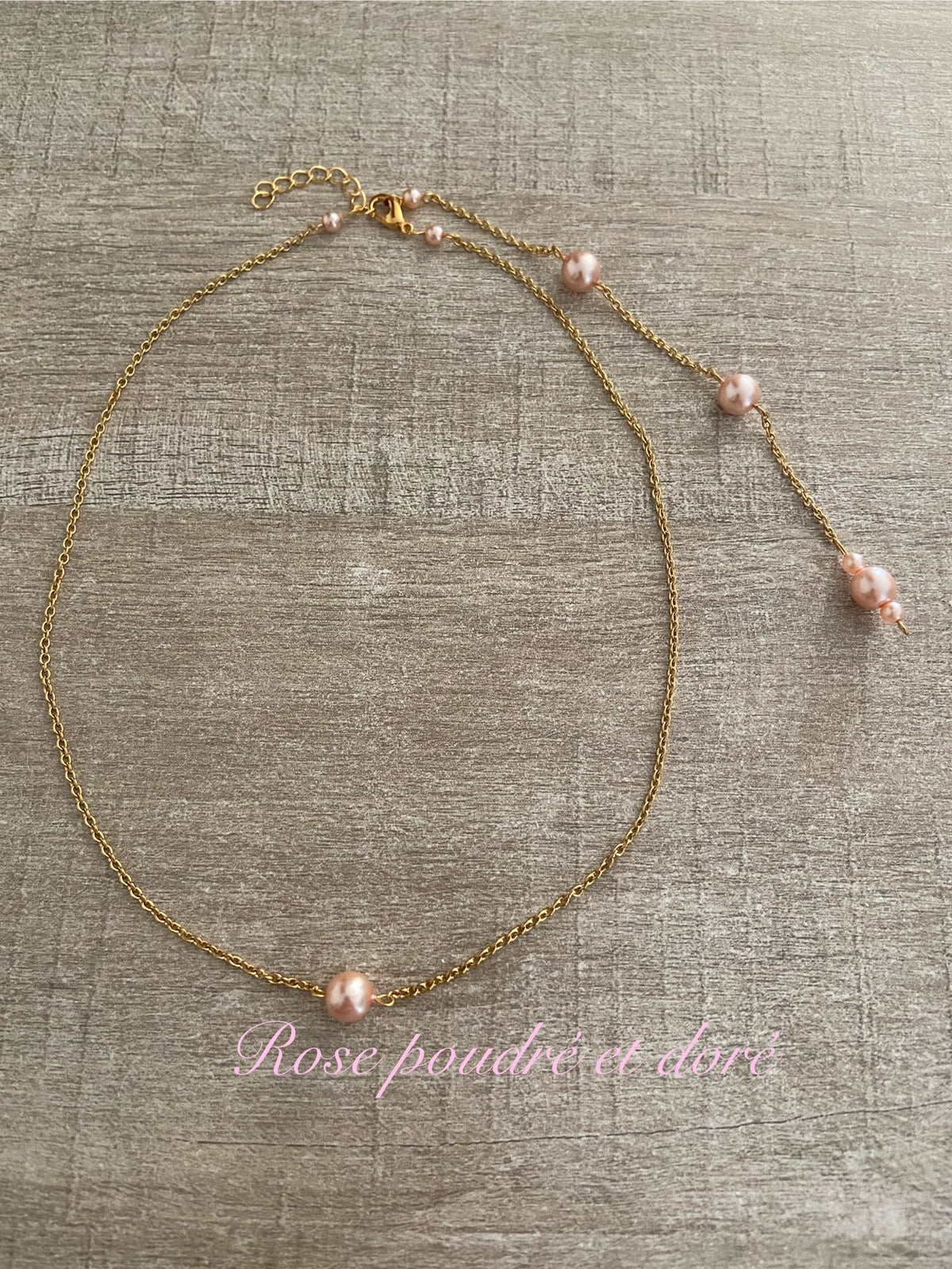 Collier mariee Collier de dos perles nacrées rose poudré chaine fine doré Bijoux mariage Bijoux mariee